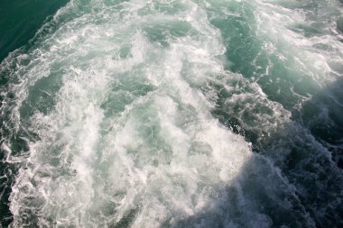 Su yüzeyi köpüklü ve köpüklü bir arka plan olarak