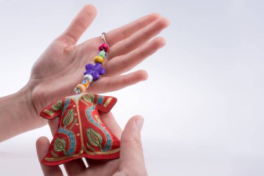 Geleneksel giysileri süsleyerek el ele tutuşmak