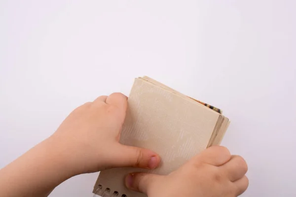 Μωρό Που Κατέχουν Ένα Κενό Σημειωματάριο Σπείρα Λευκό Φόντο — Φωτογραφία Αρχείου