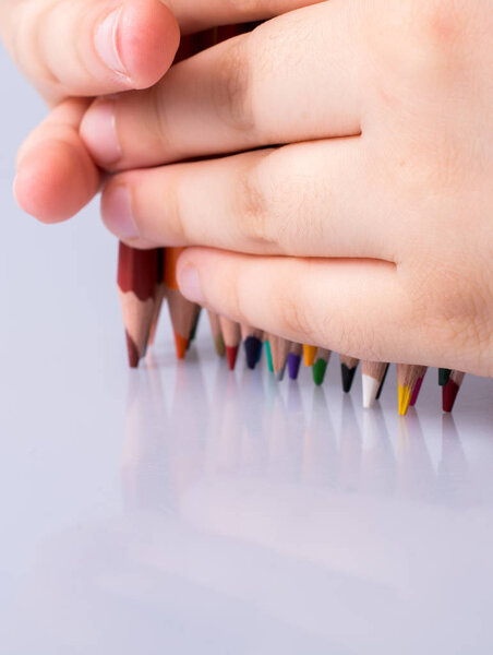 Цвет карандашей на белом фоне