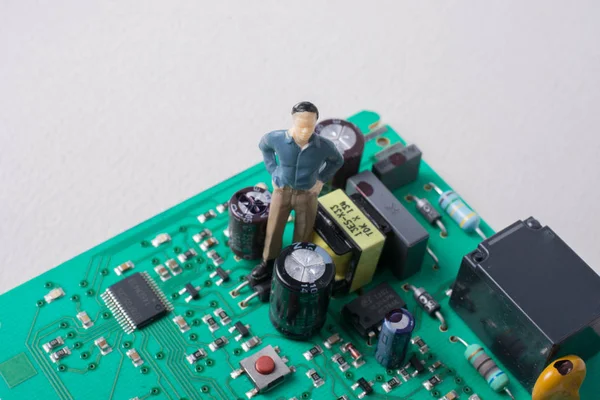 电子电路板上的人小雕像模型 — 图库照片
