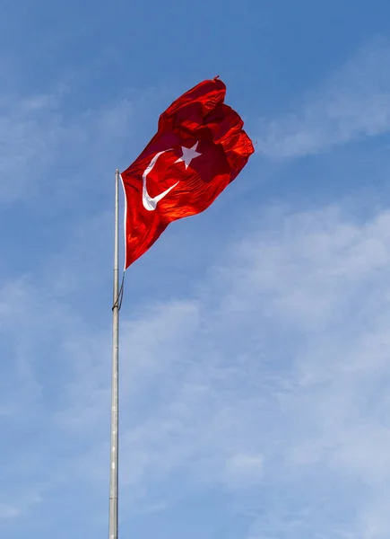 Turecká Národní Vlajka Visí Tyči Pod Širým Nebem — Stock fotografie