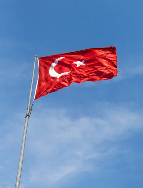 Türkische Nationalflagge Hängt Unter Freiem Himmel Einer Stange — Stockfoto