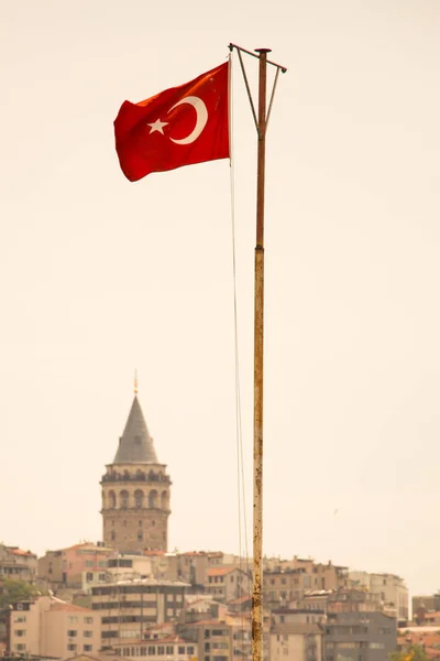 Türk Ulusal Bayrağı Açık Havada Bir Direğe Asılı — Stok fotoğraf