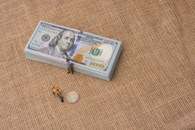Amerikan doları destesinin yanında erkek figürleri bulundu.