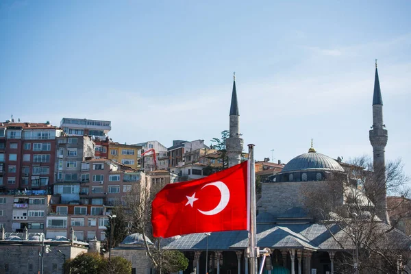 Bandiera Nazionale Turca Appesa Palo Una Corda Con Minareto Dietro — Foto Stock