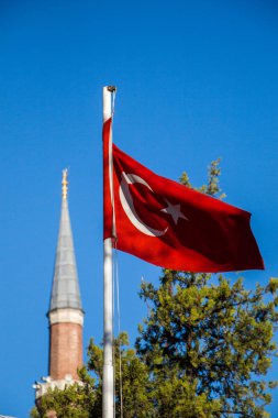 Türk ulusal bayrağı açık havada bir direğe asılı
