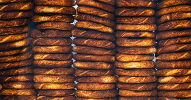 Görüşün önünde Türk maymunları (simit) duruyor