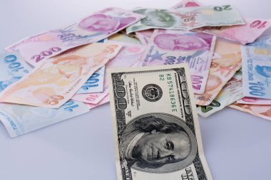 Amerikan Doları banknot ve Turksh Lirası banknot beyaz arka plan üzerinde yan yana
