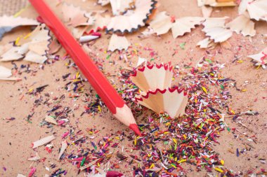 Kalem talaşlarının üzerine kırmızı renkli kalem.