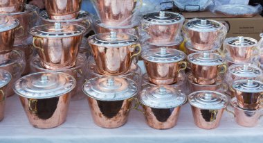 Bir pazar yerinde metalden yapılmış kovalar.