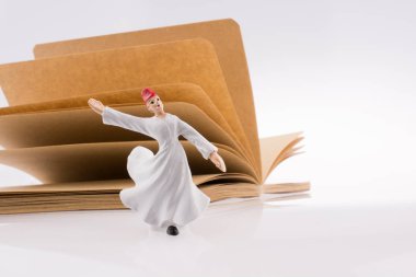 Sufi Derviş beyaz arka plan üzerinde bir dizüstü