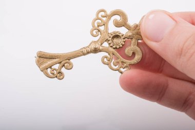 Bir retro tarzı altın rengi dekoratif anahtar tutan çocuk el