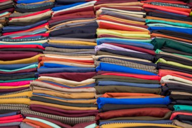 Çeşitli renk ve tipte renkli kumaş örnekleri
