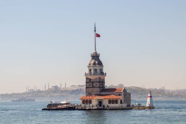 Boğaz 'ın ortasında bulunan Bakireler Kulesi