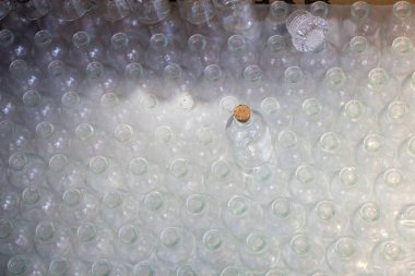 Kutudaki boş, şeffaf şişeler.