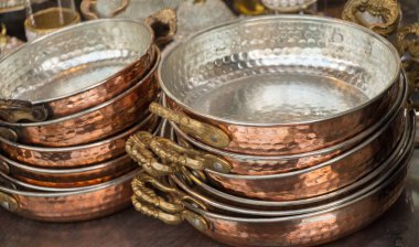 Yeni metal tavalar yemek takımı olarak