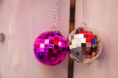 Disko kulübünde dans etmek için ayna parçaları olan disko topları.