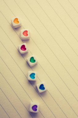 Kağıt üzerinde kalbi olan renkli küpler.