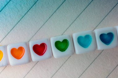 Kağıt üzerinde kalbi olan renkli küpler.