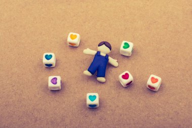 Küçük çocuklar heykelcik ve kalp küpleri dizüstü