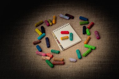 Tuval üzerinde çeşitli renklerde boya kalemleri