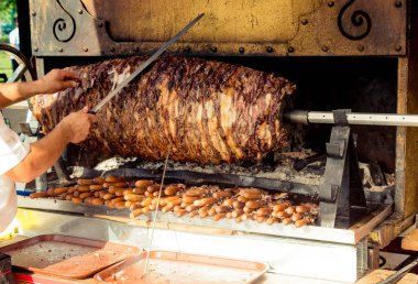 Kırmızı elbiseli şef Türk Cag Kebap 'ını kesiyor