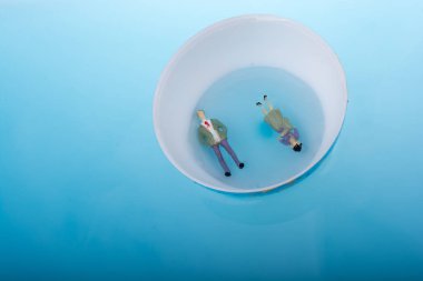 Kadın ve erkek sudaki kâsede biblo.