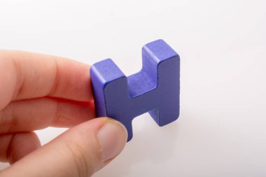 Tahtadan yapılmış H harfinin küpü.