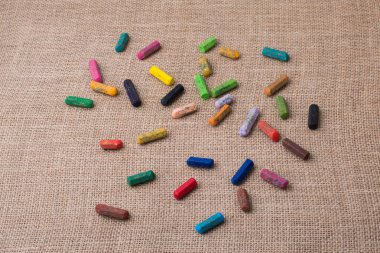 Bir tuval üzerinde çeşitli renklerde boya kalemleri kullanıldı