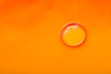 Suyun üzerindeki renkli su kabarcıkları çekyat alanı gibi.