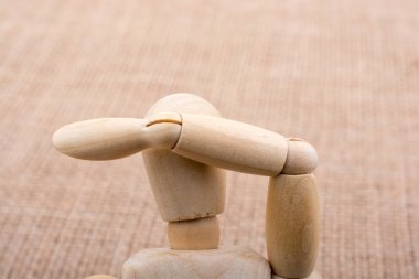 Tuval üzerinde poz bir adamın ahşap bebek