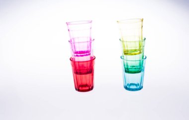 Beyaz arka planda renkli içki bardakları