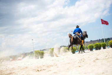 Türk erkeği ve binicisi etnik kıyafet örnekleri
