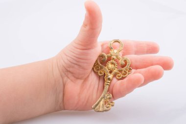 Dekoratif anahtar bir retro tutan çocuk el tarz