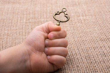 Bir retro tarzı altın rengi dekoratif tuşunu basılı tutarak el