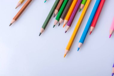 Beyaz arkaplana çeşitli renklerin renk kalemleri