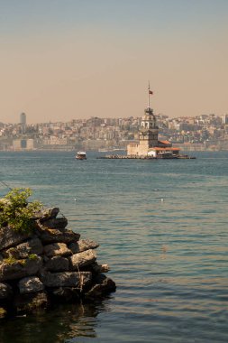 Boğaz 'ın ortasında bulunan Bakireler Kulesi