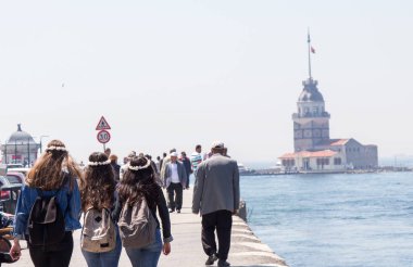 İnsanlara yönelik Maidens Tower boğaz ortasında yer alan