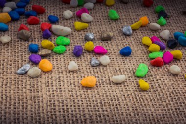 Renkli çakıl taşları branda arkaplana yayılmış