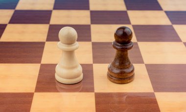 Satranç tahtasının üzerinde satranç taşları var.