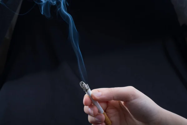 Hand Håller Rökning Cigarett Med Rök Runt — Stockfoto