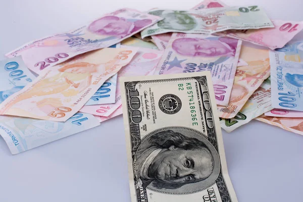 Amerikan Doları banknot ve Turksh Lirası banknot beyaz arka plan üzerinde yan yana