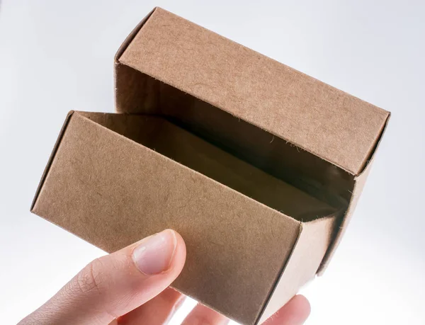 Ręczne Trzymanie Kartonu Pudełko Białym Tle — Zdjęcie stockowe