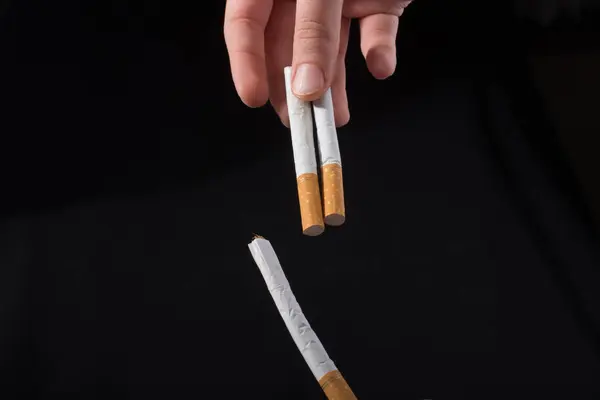 Ruka Rozdává Cigaretu Černém Pozadí — Stock fotografie