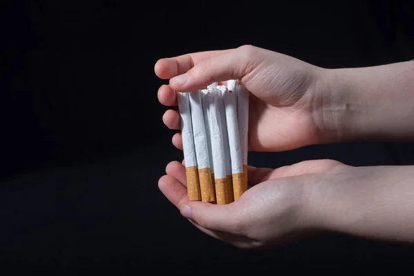 Hand Ger Paket Cigaretter Svart Bakgrund — Stockfoto