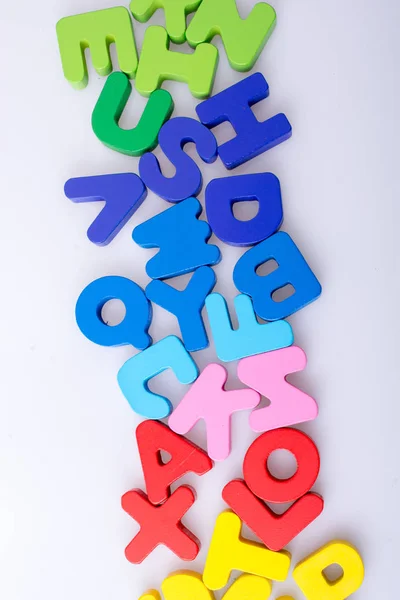 Kleurrijke Alfabet Letterblokken Willekeurig Verspreid Witte Achtergrond — Stockfoto