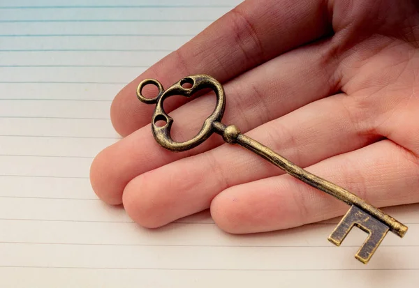 Χέρι Που Κρατά Ένα Κλειδί Διακοσμητικό Ρετρό Στυλ Χρυσό Χρώμα — Φωτογραφία Αρχείου
