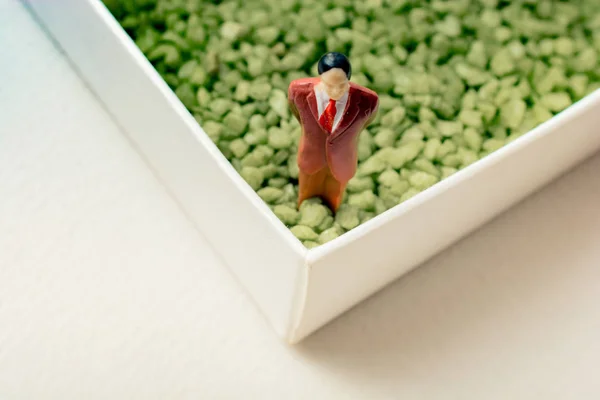 Malutka Figurka Miniatury Człowieka Kolorze Zielonego Piasku — Zdjęcie stockowe