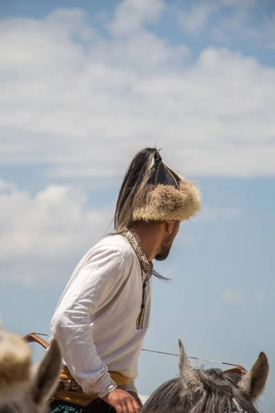 在视野中戴着传统土耳其帽的男人 — 图库照片